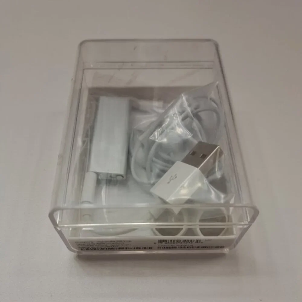 1X Apple IPod Shuffle 3rd Generation Silver 2gb Very Good To Like New